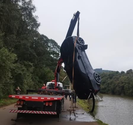 Veículo de luxo foi retirado por um guincho (Foto: Divulgação)