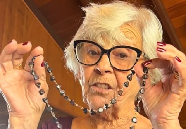 Idosa, de 90 anos, viralizou com explicação sobre o objeto (Foto: Redes Sociais)