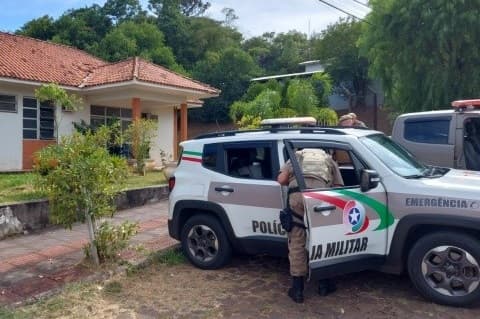 Policiais foram ao endereço acalmar os ânimos (Foto: Polícia Militar)