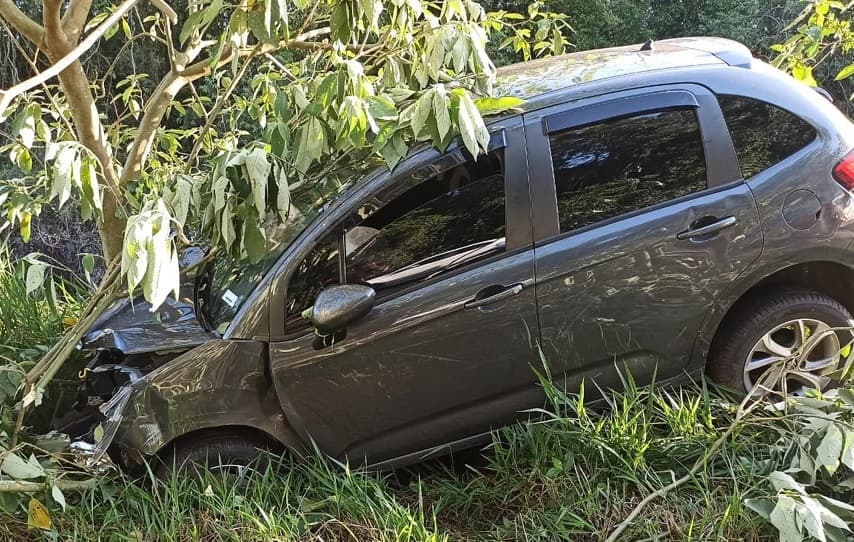 Mulher que estava no Citroen foi encaminhada para o hospital (Foto: Gilmar Bortese)