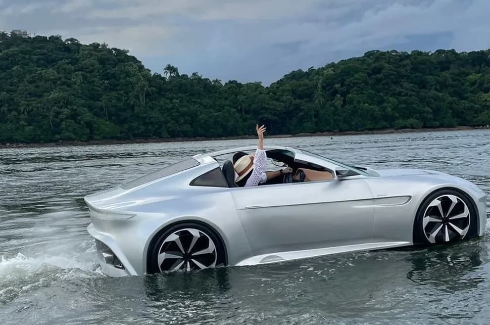 Embarcação com "cara de carro esportivo de luxo” foi vista em Porto Belo (Foto: Divulgação)