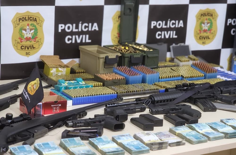Arsenal de armas é apreendido (Foto: PC)