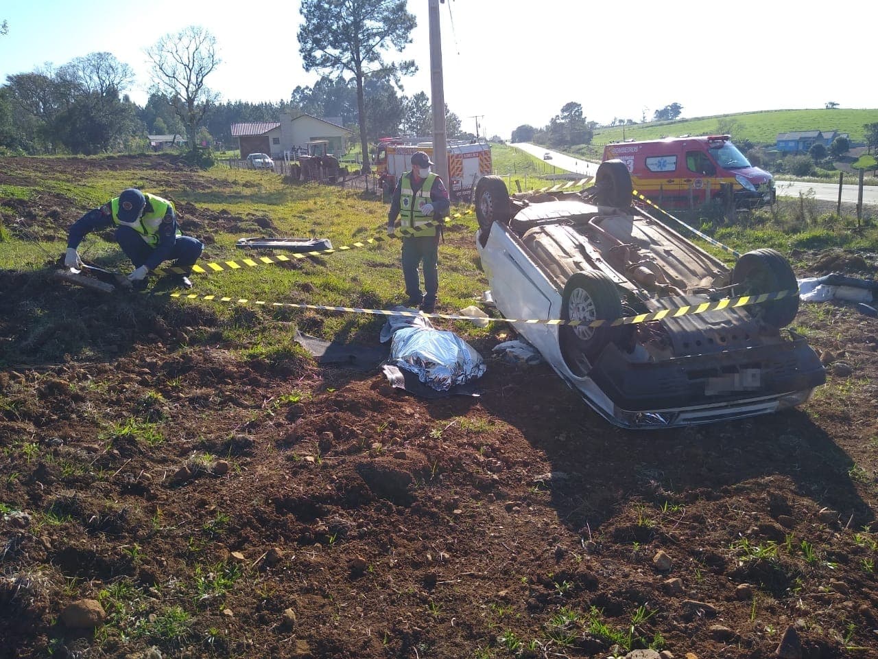Saída de pista matou motorista (Foto: Corpo de Bombeiros)
