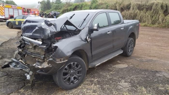 Veículos ficaram destruídos em acidente na BR-282 (Foto: Corpo de Bombeiros)