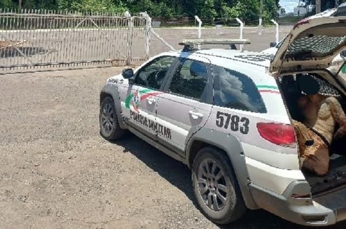 Solução encontrada por foragido foi voltar a cadeia (Foto: Polícia Militar)