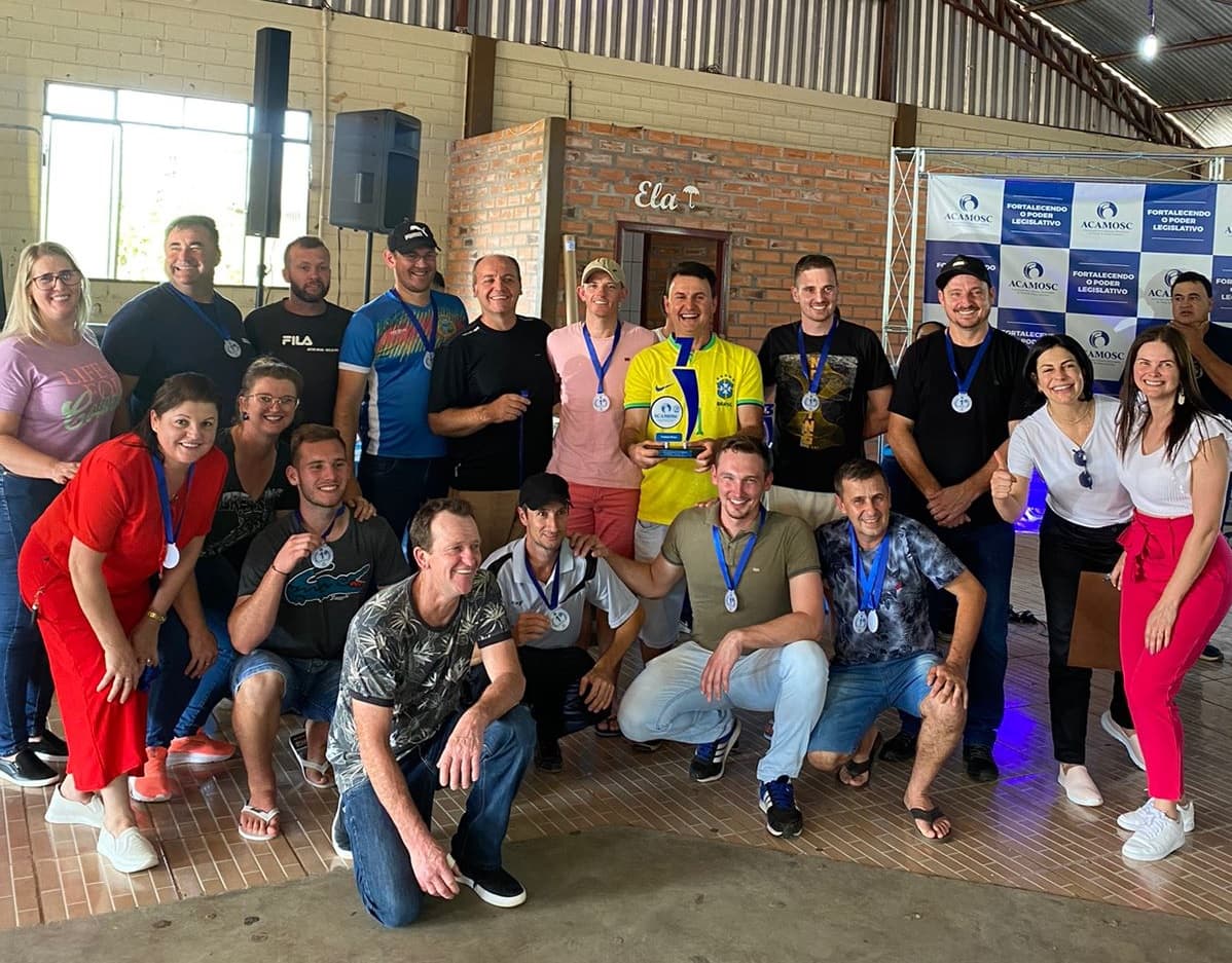 A Presidente da Acamosc e Vereadora de Pinhalzinho, Francieli Werlang fez a entrega da premiação (Foto: Divulgação)