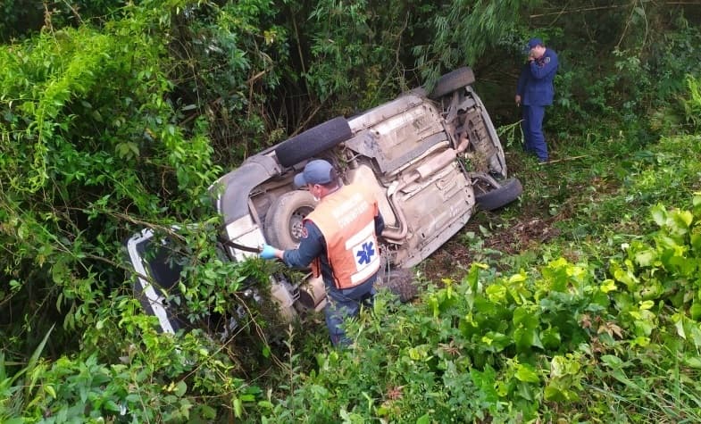 Carro parou em local de difícil acesso (Foto: Corpo de Bombeiros)