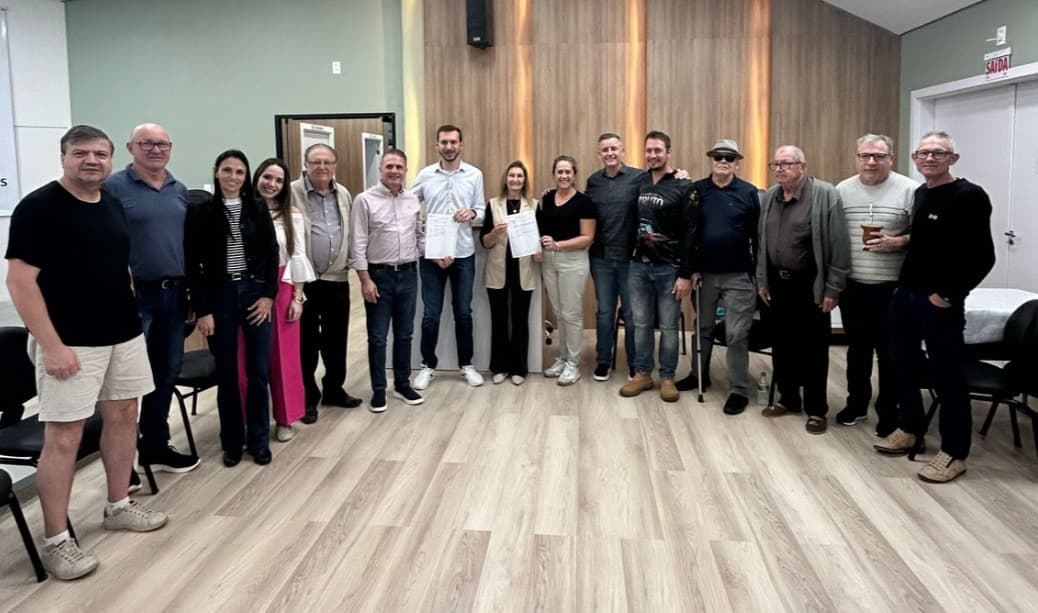Deputado Altair Silva entrega recursos para Modelo (Foto: Divulgação)