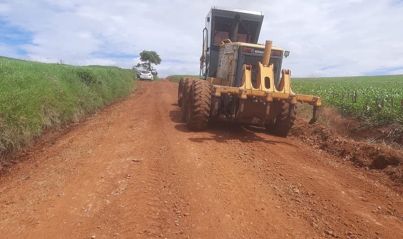 Estradas rurais recebem melhorias em Pinhalzinho (Foto: Gilmar Bortese)