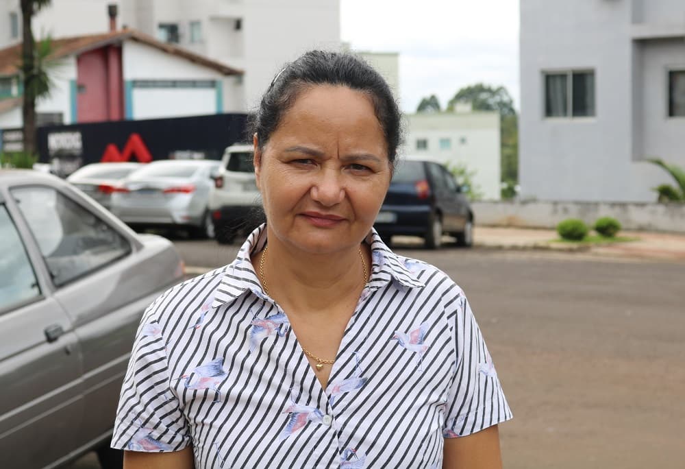 Aposentada busca notícias de familiares (Foto: Henrique Paulo Koch)