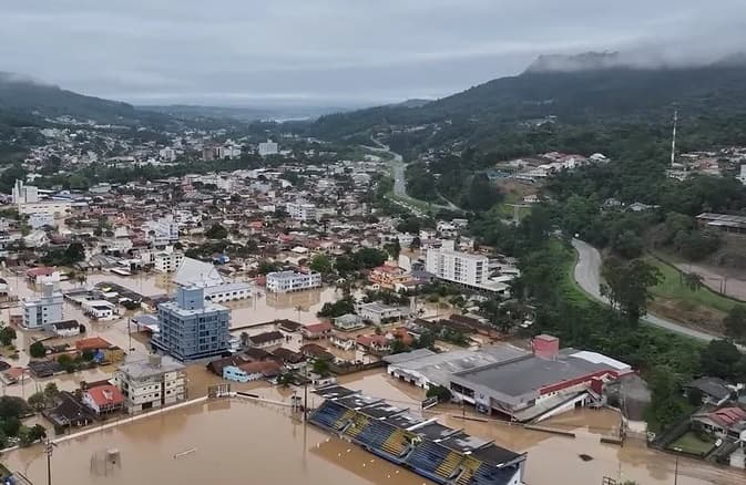 Rio do Sul segue com enchente (Foto: Rafael Dell Antonia)