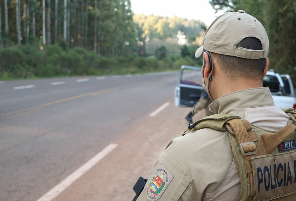 Mulher foi levada pela PM para esclarecimentos (Foto: Polícia Militar)