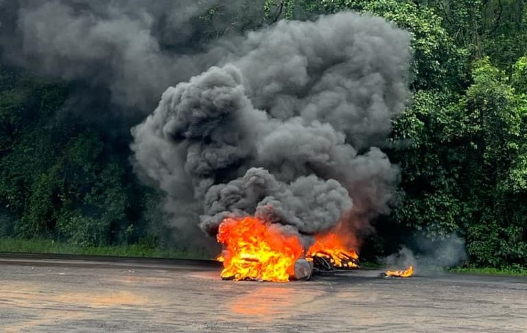 PRF começa a liberara trechos bloqueados de rodovias federais (Foto: Gilmar Bortese )