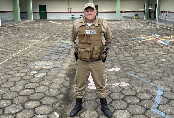 Policial dentro da escola no Oeste de Santa Catarina (Foto: PM)