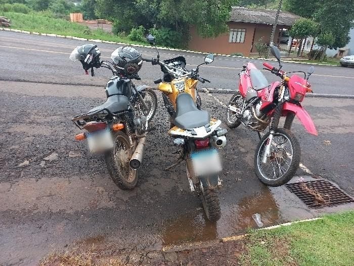 Motos estavam irregulares e condutores sem habilitação (Foto: Polícia Militar)