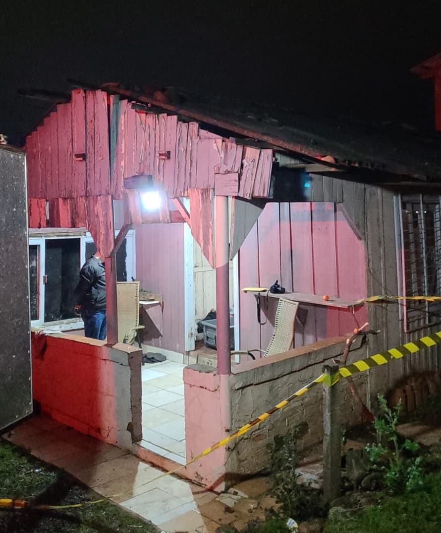 Vítima estava dentro de uma residência (Foto: Polícia Civil)