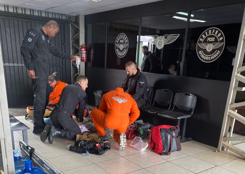Turista foi atendido por equipes médicass (Foto: Saer-Fro)