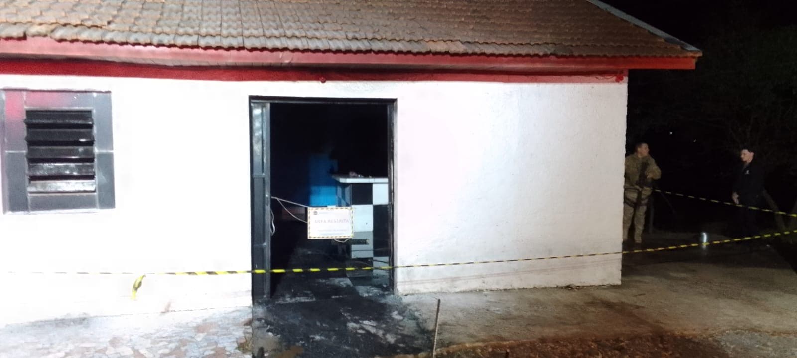 Chamas atingiram parte do local (Foto: Divulgação CBM)