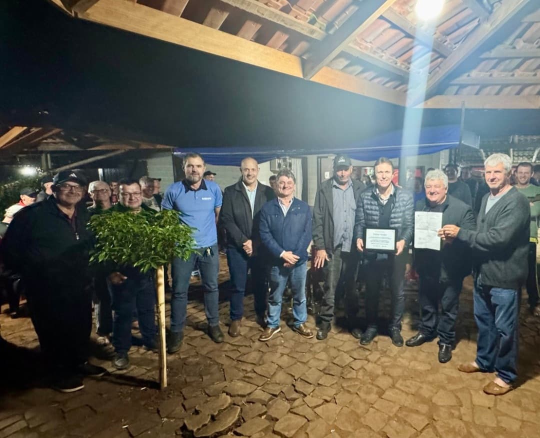 Deputado entregou o ofício de destinação da verba para o município (Foto: Ascom/Câmara de Vereadores)