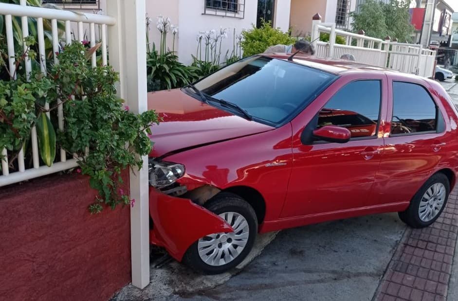 Carro colidiu contra muro após motorista se atrapalhar na direção (Foto: Corpo de Bombeiros)