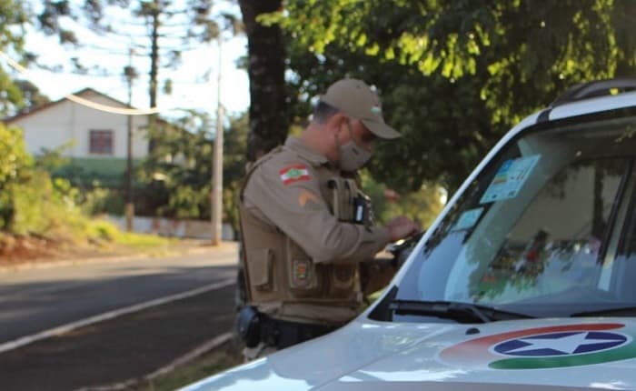 Policiais fizeram apreensão e prisões em Maravilha (Foto: PM)