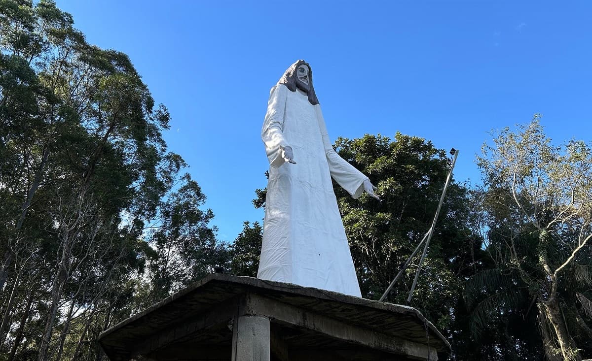 Figura santa está a 13 metros de altura (Foto: Gilmar Bortese)