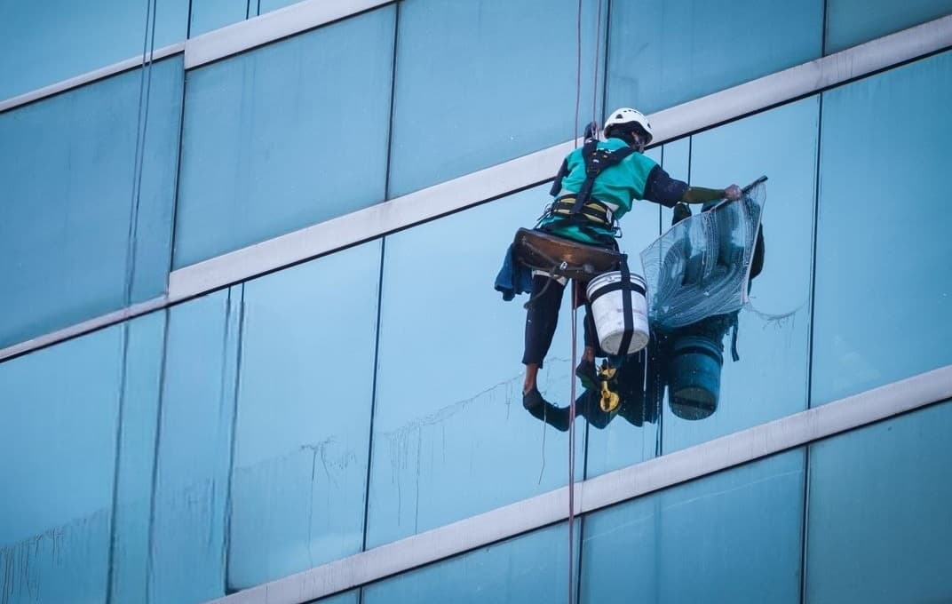 Funcionário estava a 18 metros de altura (Foto: Ilustração)