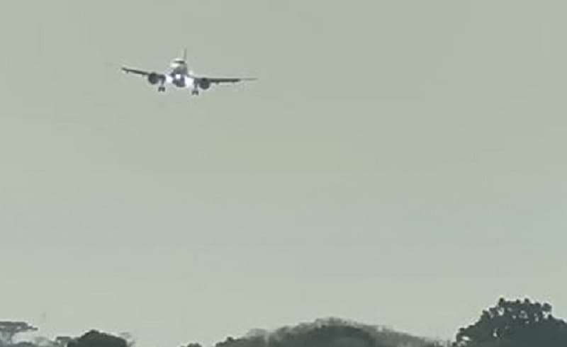 Piloto 'bom de braço' em aeronave (Foto: Divulgação)