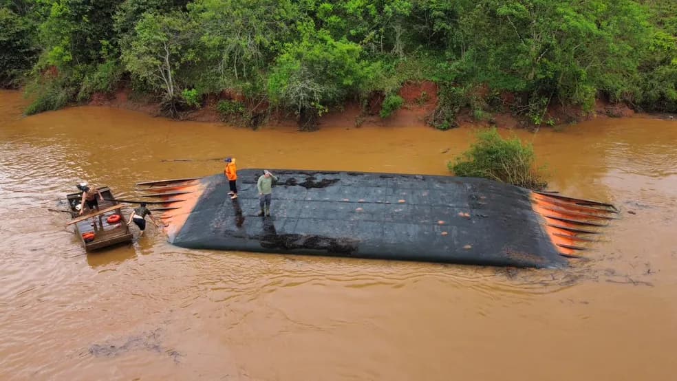Balsa vira no Rio Uruguai entre Santa Catarina e Rio Grande do Sul (Foto: Leandro Schneider/)