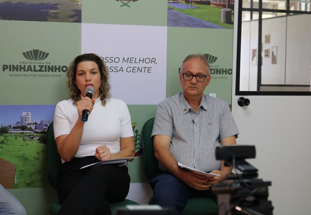 Prefeito e secretária de educação durante live sobre segurança nos colégios (Foto: Henrique Paulo Koch)