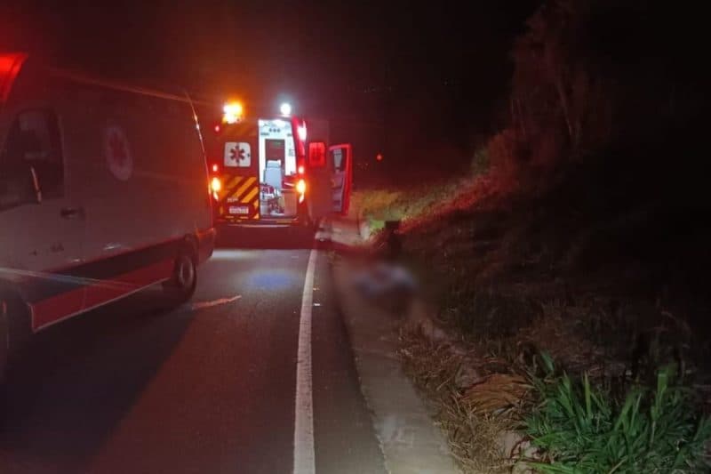 Mulher que estava com ele ficou gravemente ferida (Foto: Polícia Militar Rodoviária)
