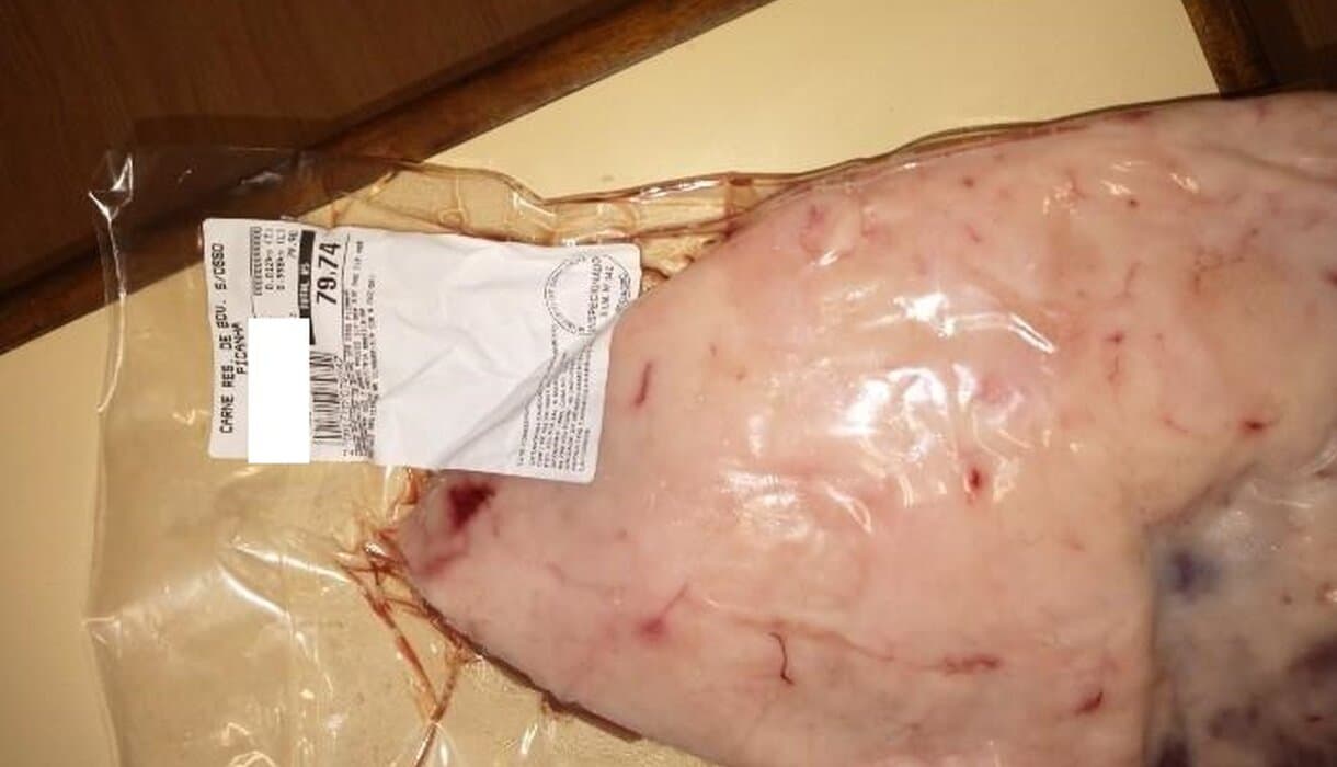 Suspeito estava com alimento e terminou na delegacia (Foto: Polícia Militar)