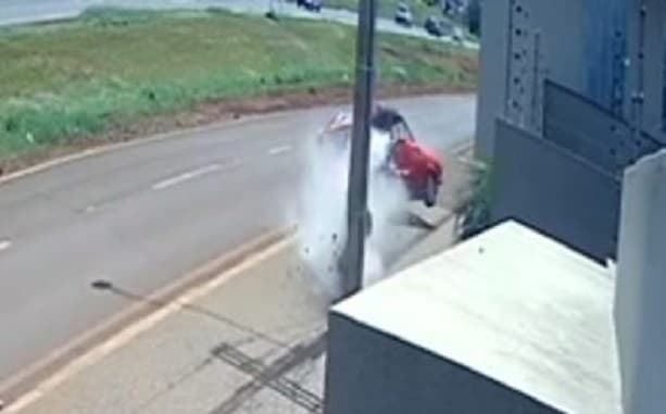 Acidente que chamou a atenção (Foto: Divulgação / Câmera de segurança)