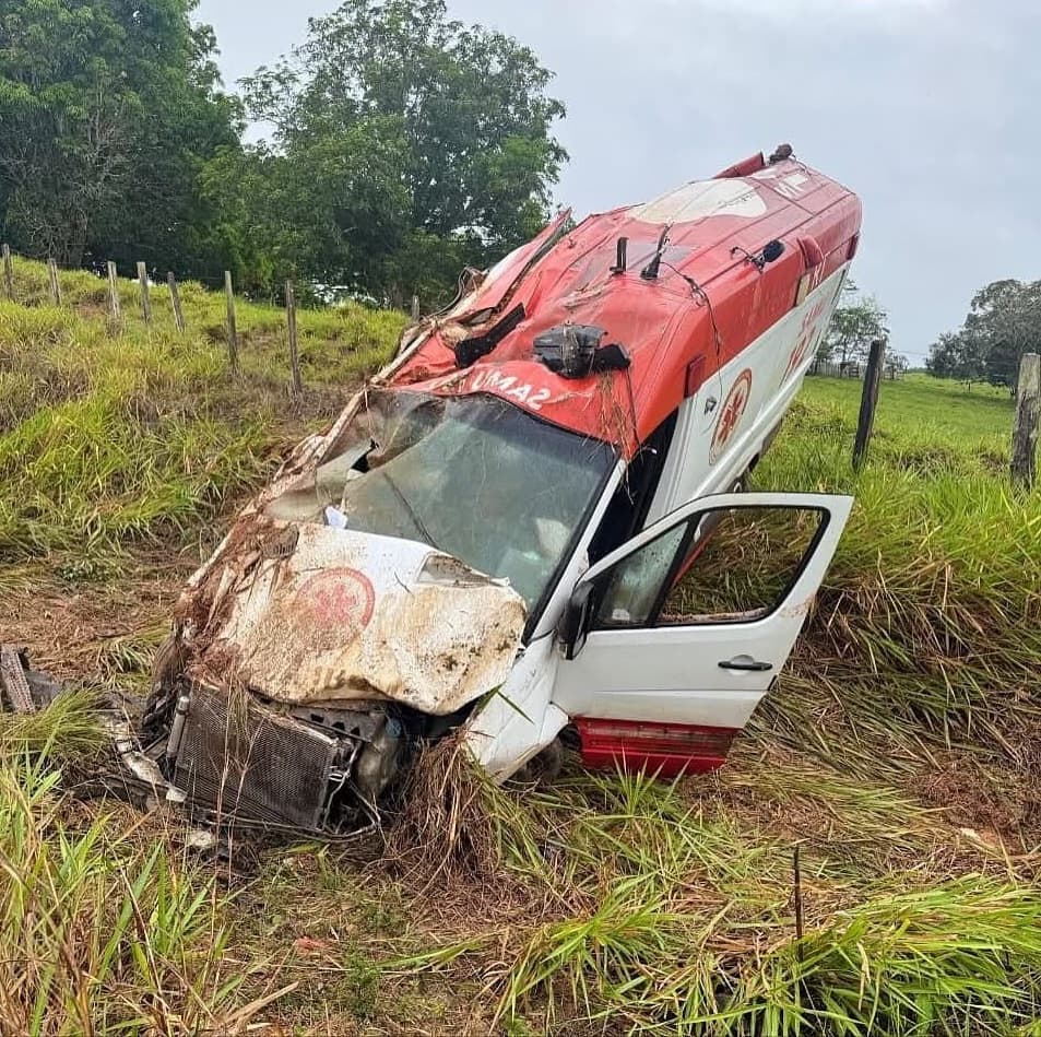 Acidente assustou pessoas que passavam pelo local (Foto: Divulgação)