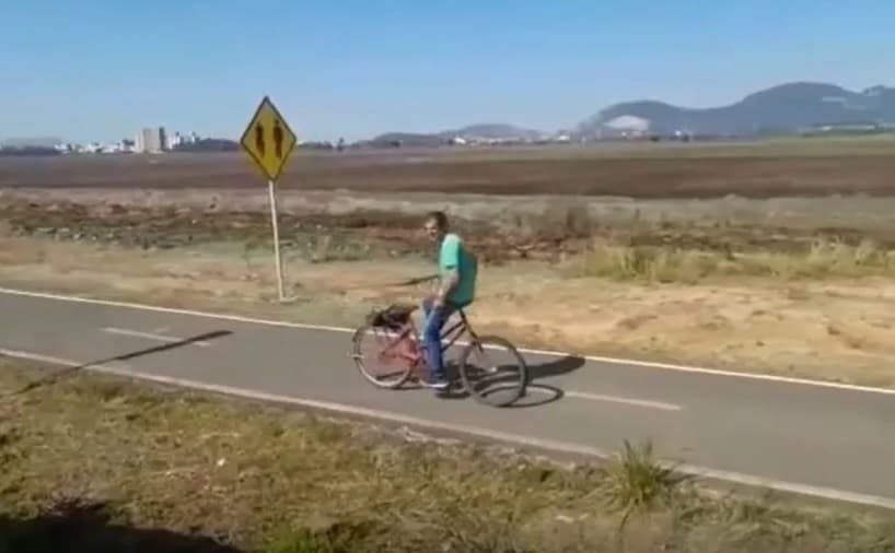 Homem anda de bicicleta ao contrário em Tubarão (Foto: Polícia Militar Rodoviária)