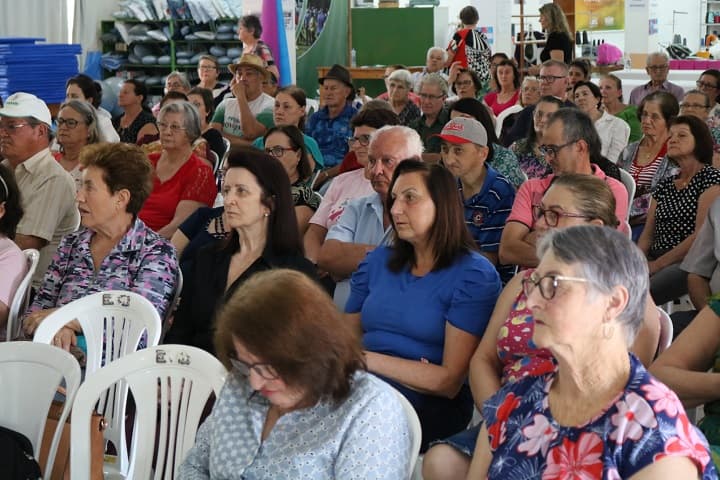 Idosos participam de evento em alusão ao Outubro Rosa e Novembro Azul (Foto: Jaine Kasper)