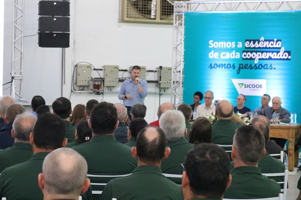 Assembleia geral foi realizada em Pinhalzinho (Foto: Henrique Paulo Koch)