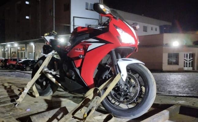 Dono de moto esportiva desobedeceu regras de trânsito (Foto: PRF)
