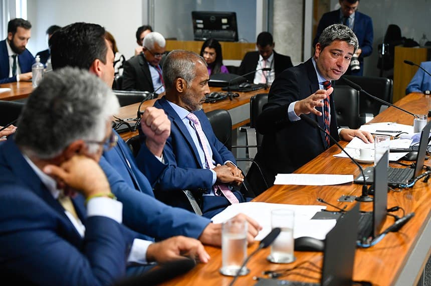 Carlos Portinho (D) apresentou substitutivo ao PL 2.985/2023, de Styvenson Valentim (Foto: Carlos Moura/Agência Senado)
