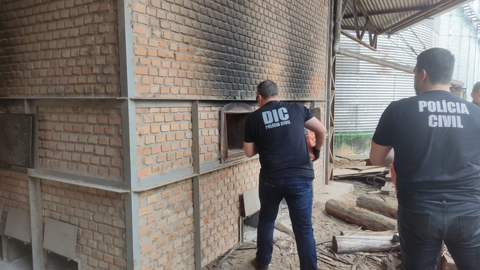 Droga sendo queimada em São Lourenço do Oeste (Foto: Divulgação)