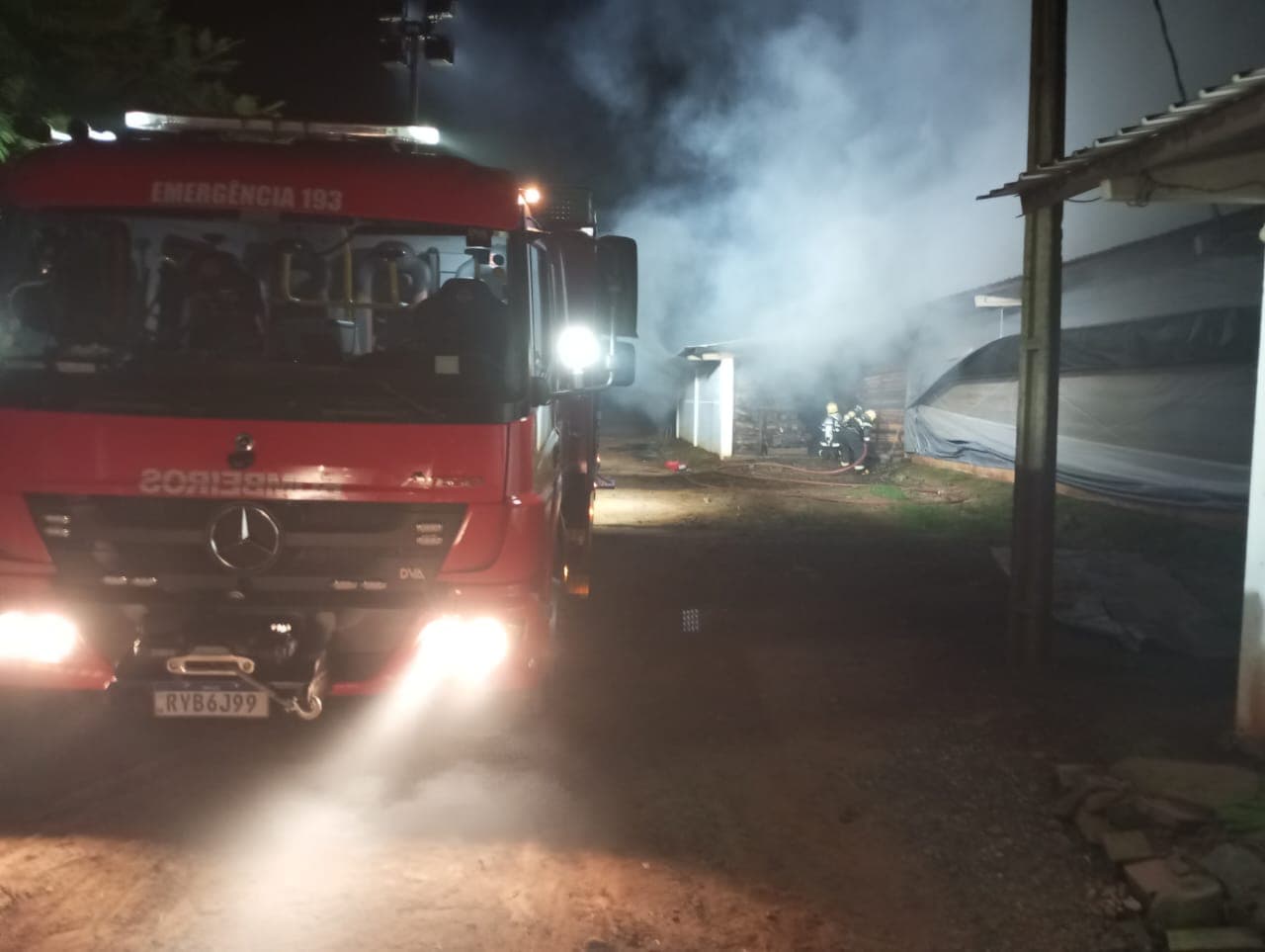 Fogo em aviário precisou de três viaturas empenhadas no combate (Foto: Divulgação CBM)