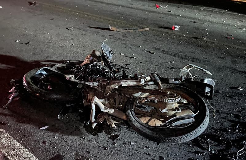 Vítimas que estavam na motocicleta morreram no local (Foto: Henrique Paulo Koch)