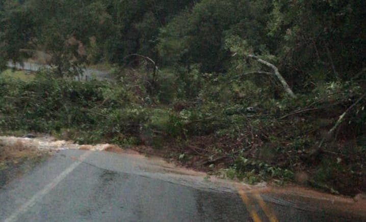 Deslizamento na SC-159 interdita trânsito (Foto: Divulgação)