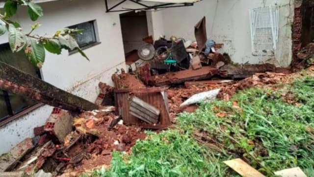 Desabamento de muro forçou moradora a sair pela janela de casa (Foto: Divulgação / Defesa Civil)