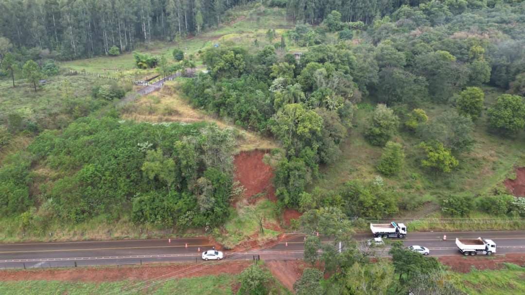 Deslizamento prejudicou o fluxo de veículos em alguns trechos do município (Foto: Ascom)