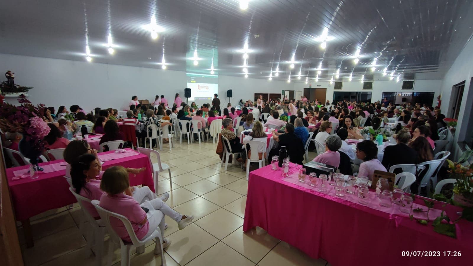 Chá Bingo da Rede Feminina ocorreu na tarde deste domingo (Foto: Gilmar Bortese)