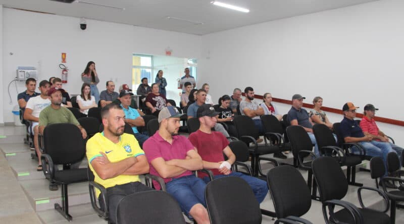 Agricultores de União do Oeste se reuniram na Câmara de Vereadores (Foto: Ascom/União do Oeste)