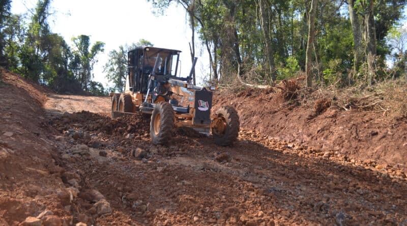 Equipe prepara base para começar o colocação das pedras irregulares na estrada (Foto: Ascom)