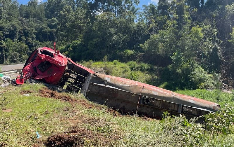 Carreta estava carregada com água (Foto: Corpo de Bombeiros)