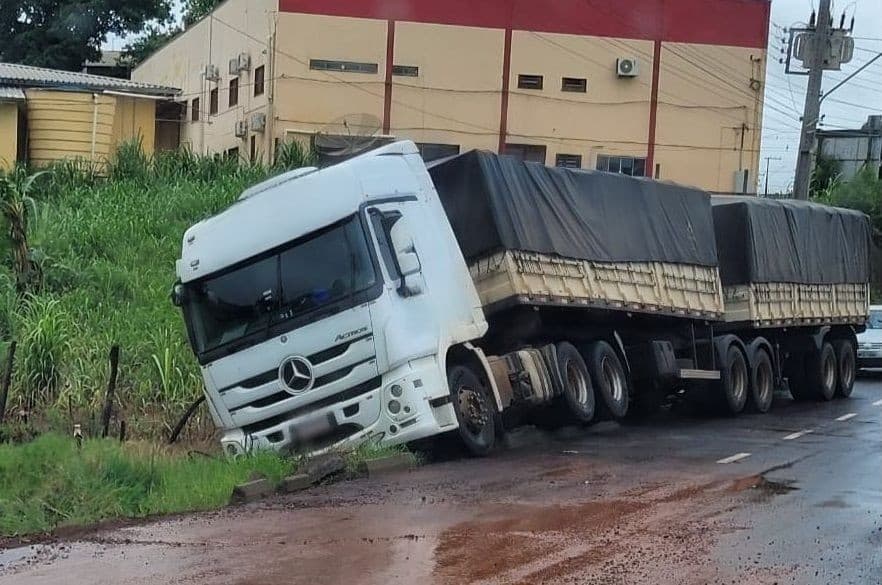 Veículo parou próximo a um açude (Foto: Henrique Paulo Koch)